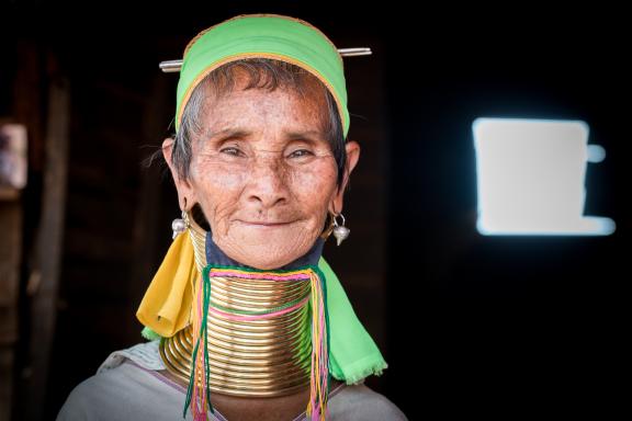 Rencontre d'une femme du peuple kayan dans les montagnes de l'État Kayah