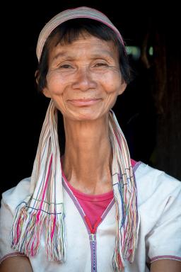 Voyage vers une femme kayan sans sa spirale de laiton dans la région de Loikaw