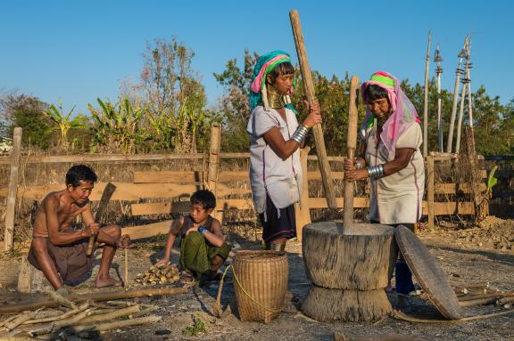 Randonnée vers une famille kayan au travail  dans la région de Loikaw