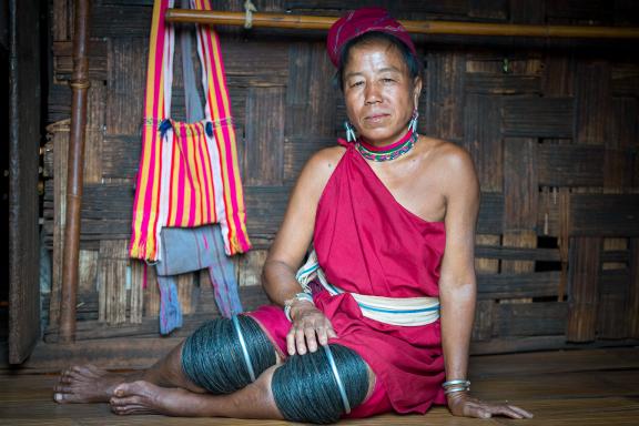Randonnée vers une femme kayah dans sa maison dans la région de Loikaw