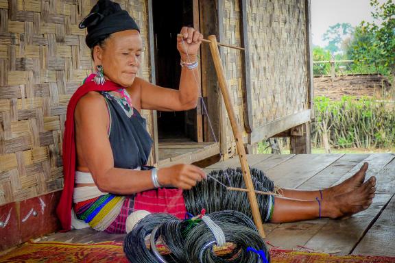 Voyage vers une femme kayah dans la région de Loikaw