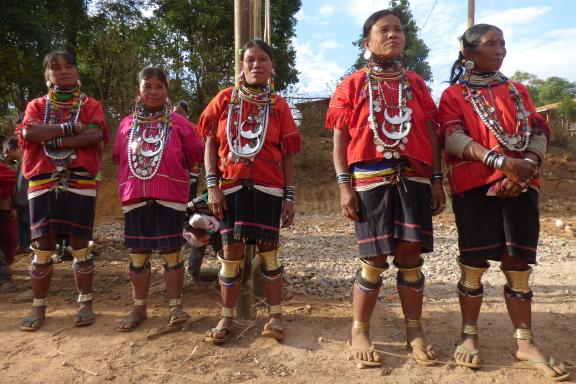 Rencontre de femmes du peuple kayaw dans les montagnes de l'État Kayah