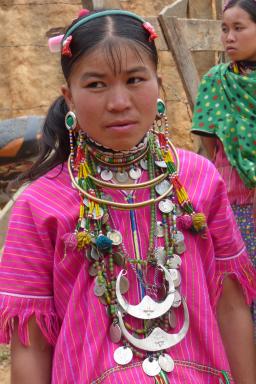 Rencontre avec une jeune femme kayaw dans un village montagnard de l'État Kayah