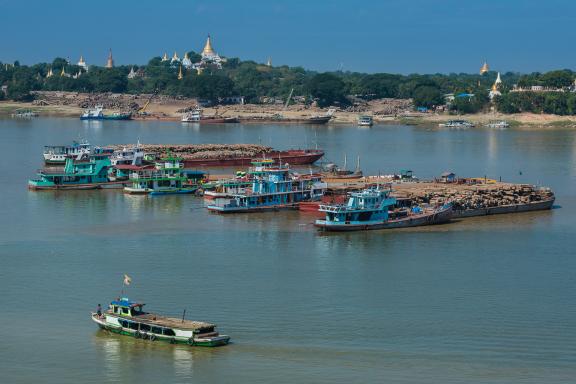 Voyage vers les activités fluviales en face de Sagaing sur le fleuve Irrawaddy