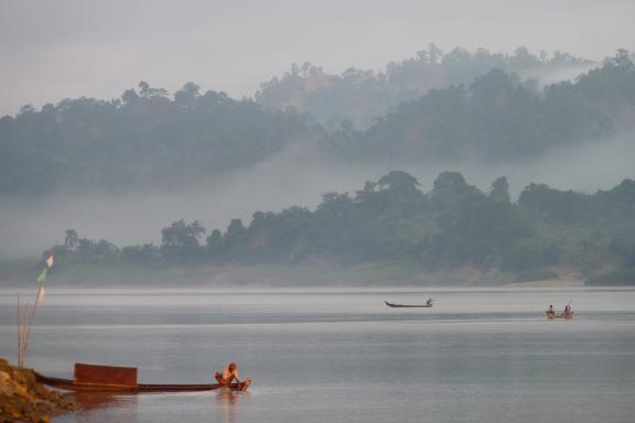 Navigation sur la rivière Chindwin au lever du jour entre Kalewa et Monywa