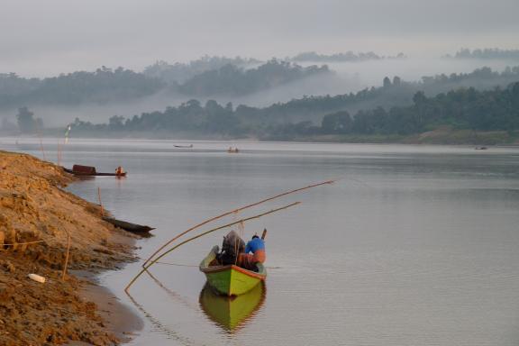 Voyage sur la rivière Chindwin au petit matin en direction de Monyw