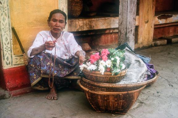 Trek vers une vendeuse à l'entrée d'une pagode en Birmanie Centrale