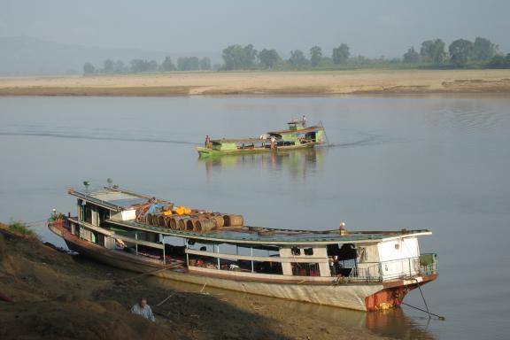 Découverte du trafic fluvial sur la rivière Chindwin en Birmanie Centrale