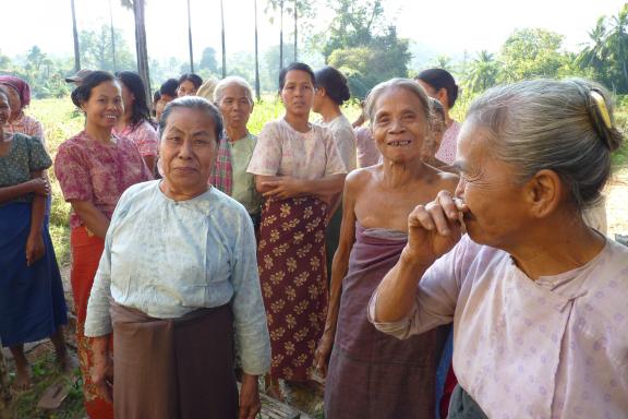 Rencontre de villageoises à l'entrée d'un monastère en Birmanie Centrale