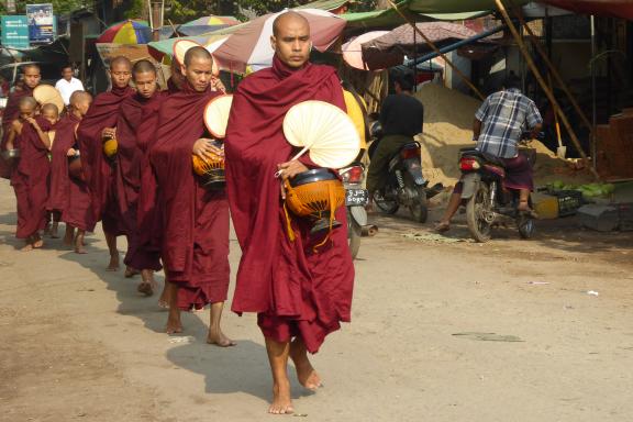 Trekking à la rencontre de moines bouddhistes dans la rue à Mandalay