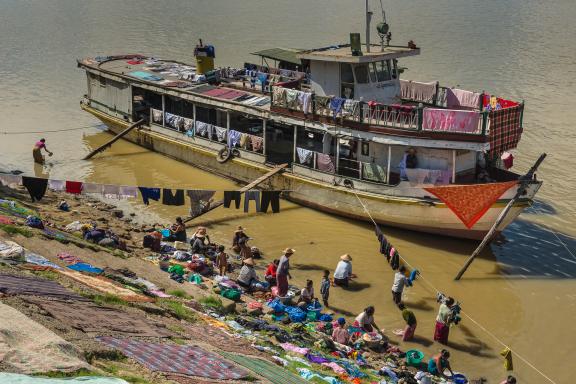 Randonnée vers des lavandières au bord de l'Irrawaddy en Birmanie Centrale