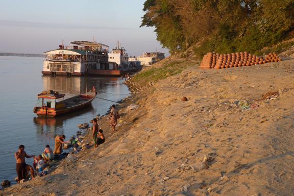 Trek au bord du fleuve Irrawaddy à proximité de Bagan