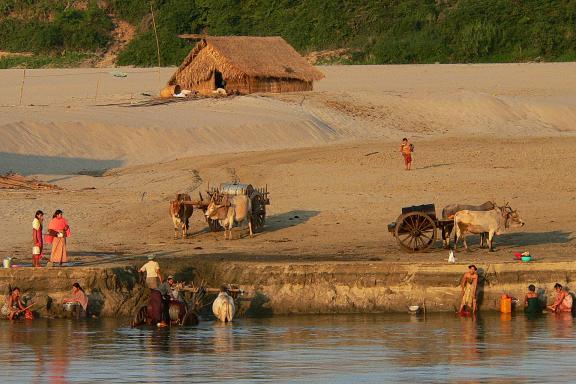 Navigation vers la rive de l'Irrawaddy au coucher du soleil en Birmanie Centrale