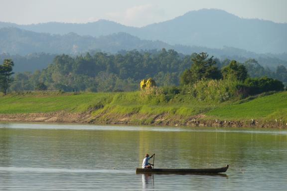 Rencontre d'une pirogue sur la rivière Chindwin en Birmanie Centrale