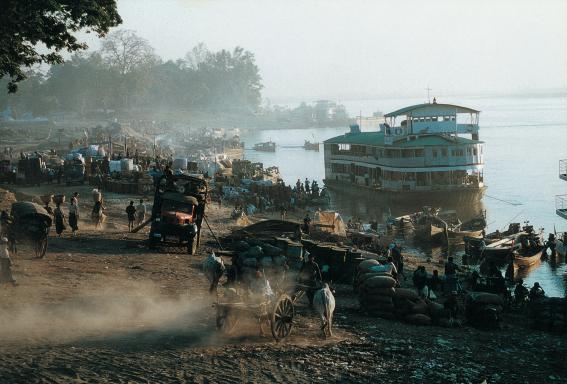 Randonnée sur la rive du fleuve Irrwaddy en aval de Mandalay