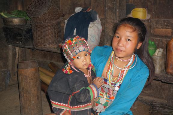 Trekking vers des enfants du peuple akha o'pa dans les Monts de l'Éléphant