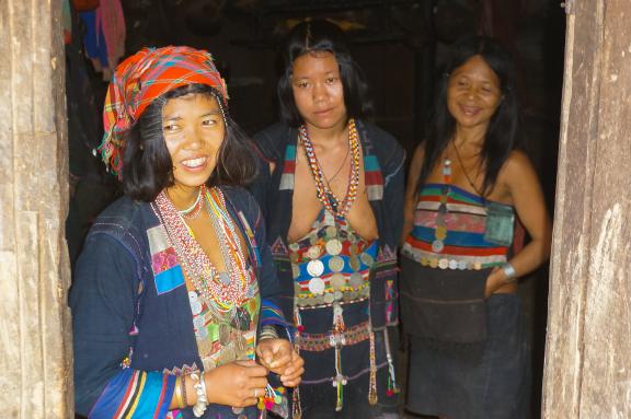 Randonnée vers trois femmes du peuple akha o'pa dans les Monts Phu Sang