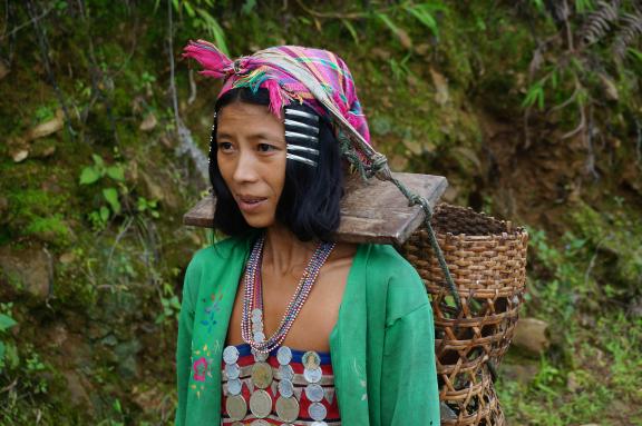 Trek avec une femme o'pa et son panier dans le dos dans les Monts Phu Sang
