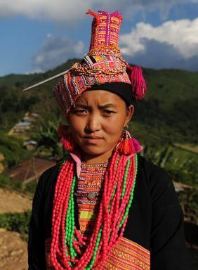 Randonnée avec une femme lu ma dans un village des Monts Phu Sang