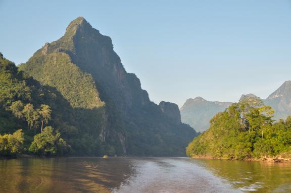 Navigation sur la rivière Nam Ou et ses rives montagneuses dans le nord du Laos