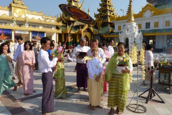 Trek vers une procession de Shin Pyu à la pagode Shwedagon