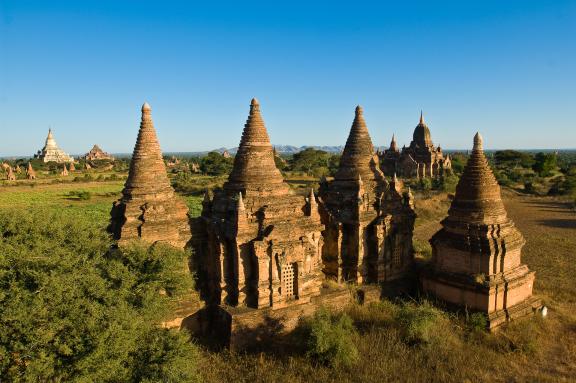 Randonnée à travers les temples dans la plaine de Bagan en Birmanie Centrale