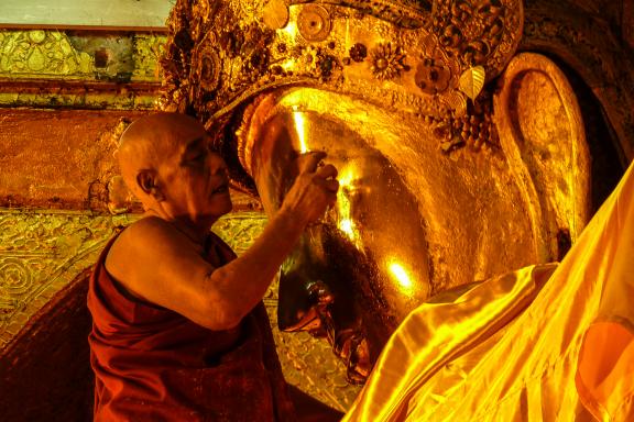 Découverte du nettoyage du visage du bouddha Mahamuni à Mandalay