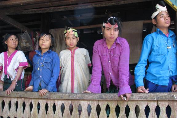 Rencontre de jeunes hommes karen dans la région de Letongku