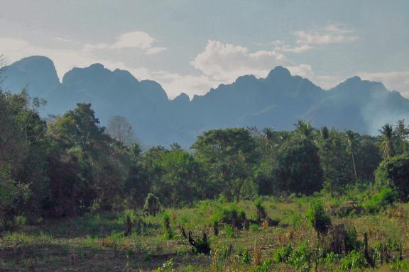 Trekking à travers le parc national entre Letongku et Sangklaburi le long de la frontière birmane