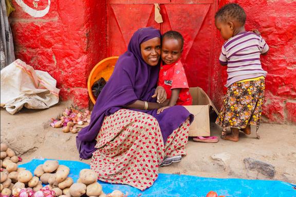 Rencontre avec une marchande Harari est ses enfants sur le marché de Harar