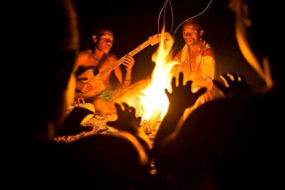 Rencontre avec le joueur de mangenat au feu de bivouac au bord du Canal du Mozambique