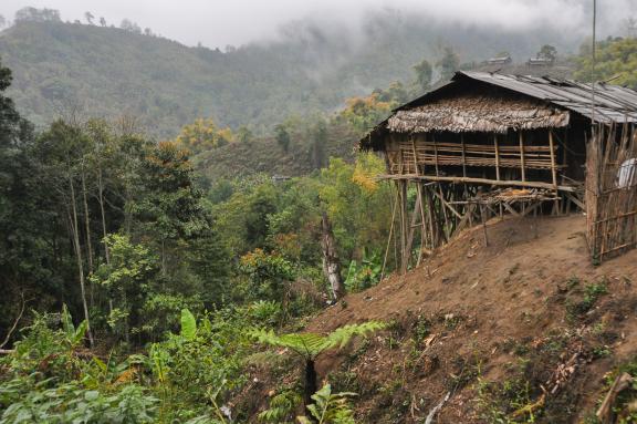 Trekking et arrivée dans un village montagnard en Arunachal Pradesh