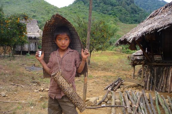 Rencontre d'un enfant adi dans un village montagnard de l'Arunachal Pradesh