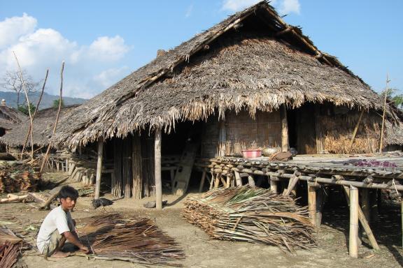 Trek vers un homme adi au travail devant sa maison en Arunachal Pradesh