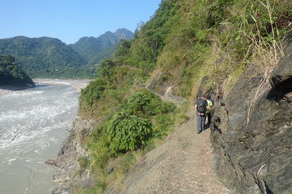 Trekking sur un sentier surplombant le Brahmapoutre en Aruanchal Pradesh