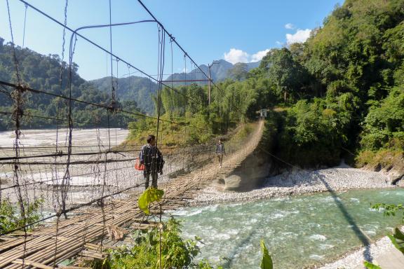 Randonnée vers une passerelle au confluent de deux rivières en Arunachal Pradesh