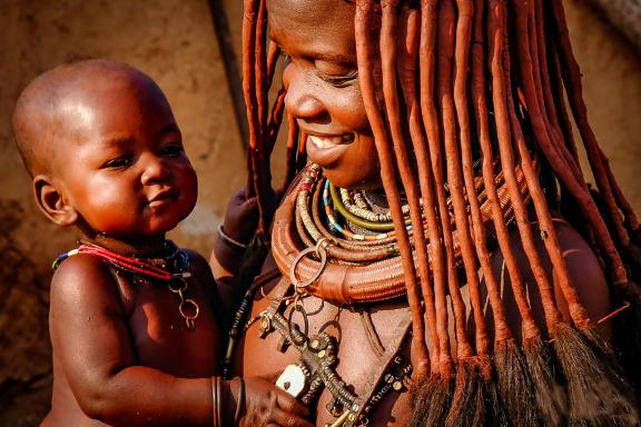 Rencontre avec une mère Himba et son enfant dans le Kaokoland