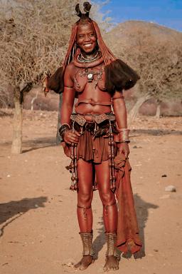 Marche avec une jeune fille Himba dans le Namib