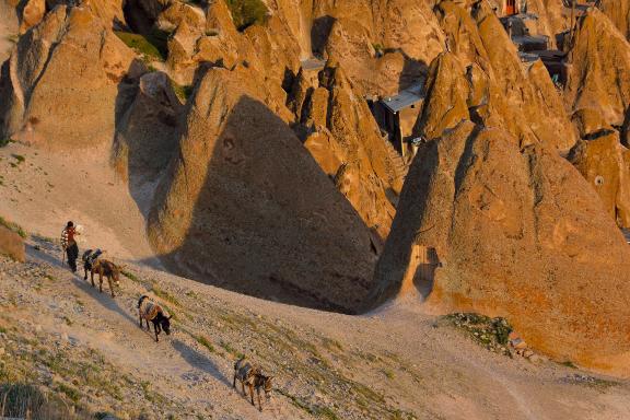 Marche dans le site de Kandovan dans le nord-ouest iranien