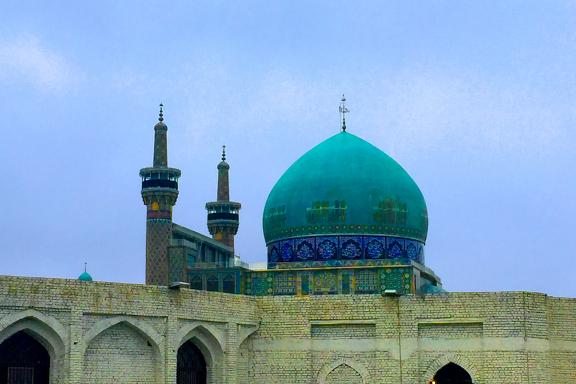 Contemplation du sanctuaire de l'Imam Reza Holy Shrine à Mashad