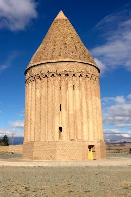 Visite culturelle de radkan Tower dans le nord-est iranien
