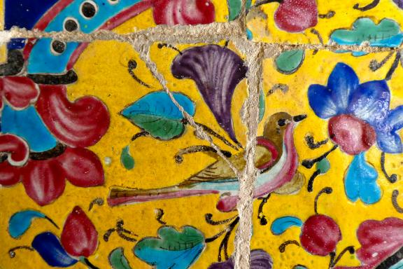 Contemplation de la mosaïque du rossignol au Palais Golestan