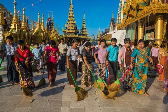 Randonnée avec les balayeuses à la pagode Shwedagon de Yangon