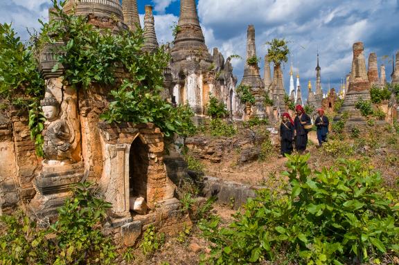 Trekking avec des villageois Pa-O parmi les stupas d'Indein près du lac Inlé