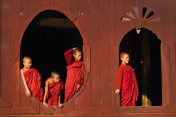 Trek vers un monastère bouddhiste près du lac Inlé dans la région de Nyaungshwe