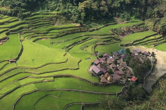 Trekking vers le village montagnard de Bangaan dans les montagnes de la Cordillera