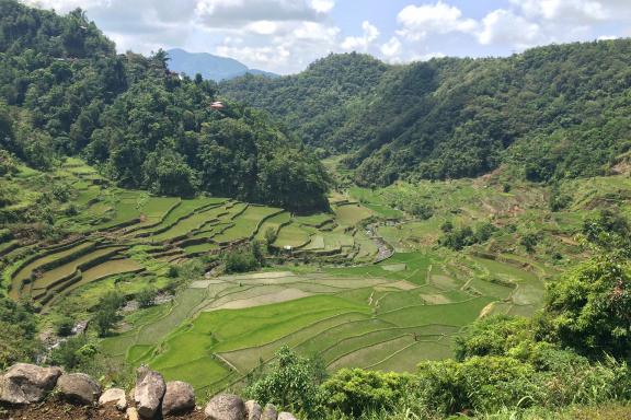 Trek à travers les montagnes de la Cordillera au nord de l'île de Luzon