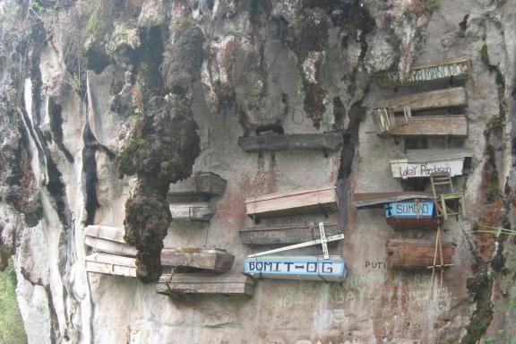 Randonnée vers des cercueils suspendus sur une falaise dans la région de Sagada