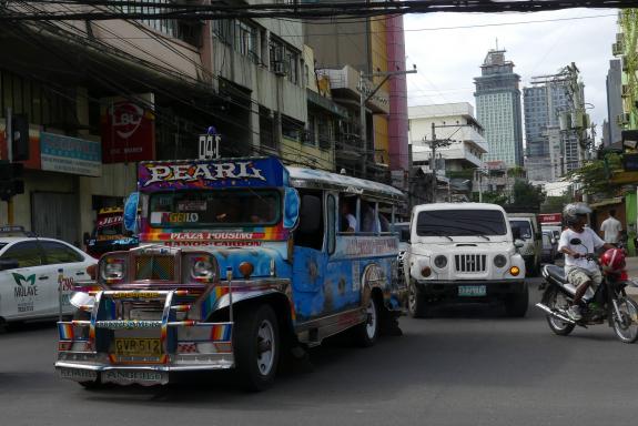 Voyage vers un bus décoré de Manille au centre de l'île de Luzon