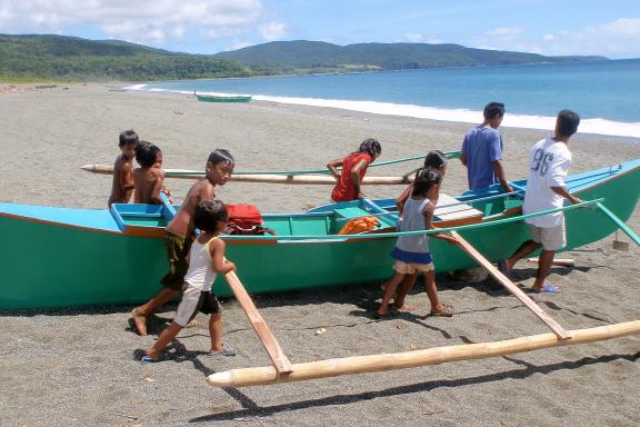 Randonnée vers le transport d'une pirogue vers la mer dans l'archipel des Visayas